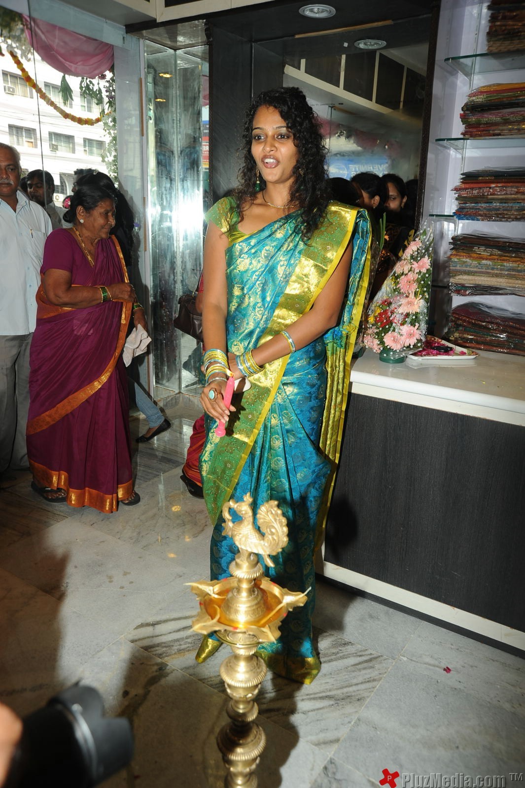 Sonia Deepti inaugurates silk showroom - Pictures | Picture 96943